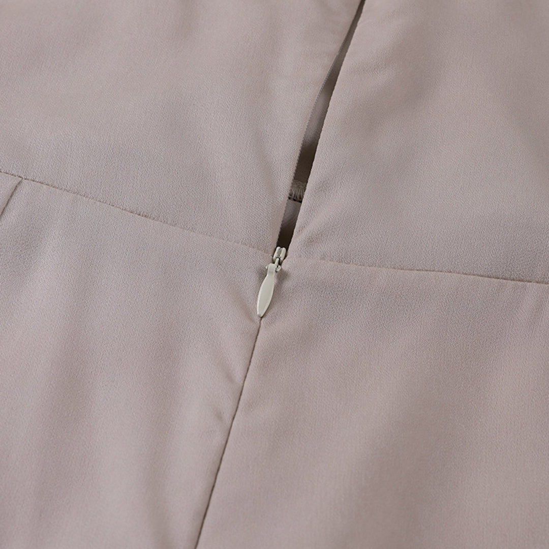 Carina – Elegantes Damenkleid mit V-Ausschnitt und Spaghettiträgern