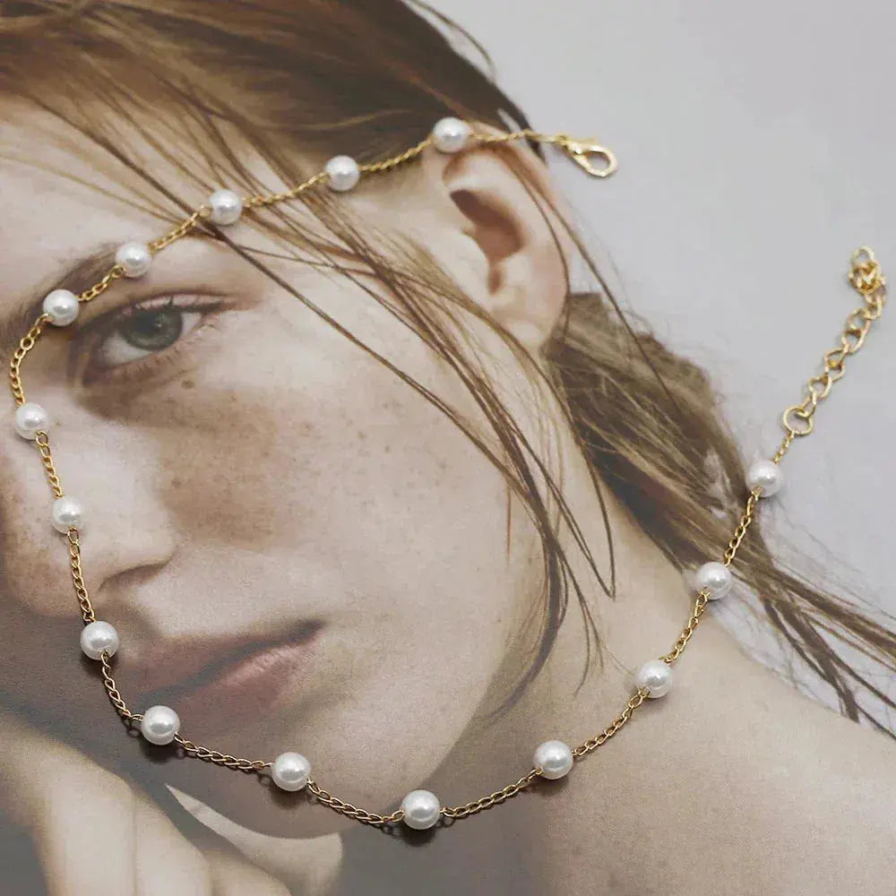 Elegante Damen-Halskette aus Gold mit Perlen