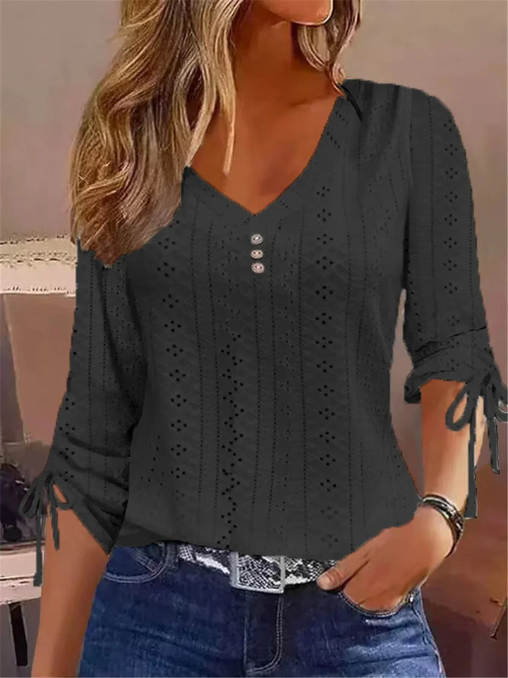 "Maybelle | Elegante Bluse mit V-Ausschnitt" kann umformuliert werden als: "Maybelle | Sofistizierte Bluse mit V-Ausschnitt".